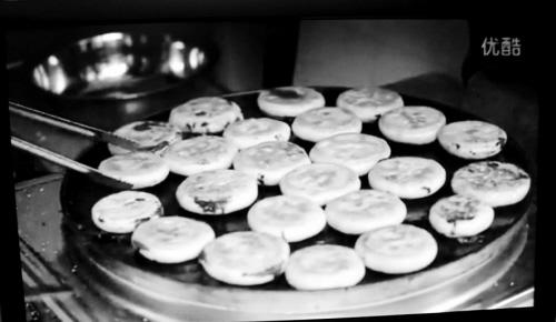 聾校(xiào)上(shàng)演舌尖上(shàng)的(de)美(měi)食曬幸福蹿紅(hóng)網絡