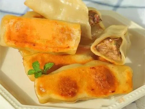 萬康食堂托管廚師(shī)教我們鍋貼的(de)做(zuò)法